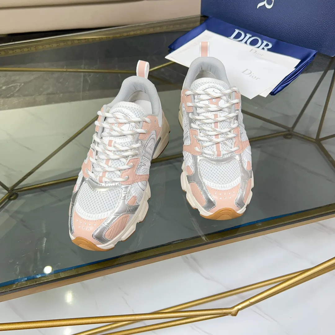Men's Men's Shoes 💰500 [New Style] 🛠️🛠️Dior-Dior Chrono sneakers are a new product in the 2024 autumn ready-to-wear series, reinterpreting running shoes in Dior's high-end style. Crafted from beige mesh with laminated leather-effect panels in gold and silver tones, it's highlighted by CD logos on the sides, a star patch on the tongue and a Dior logo on the heel. Featuring tri-color laces, a lightweight sole and star embellishments for a casual look for any season. Size: Female size 35-41 (Female size 41 and 42 can be customized) Male size 39-44 (45/46 can be customized) Color: white, pink, gold, silver, black